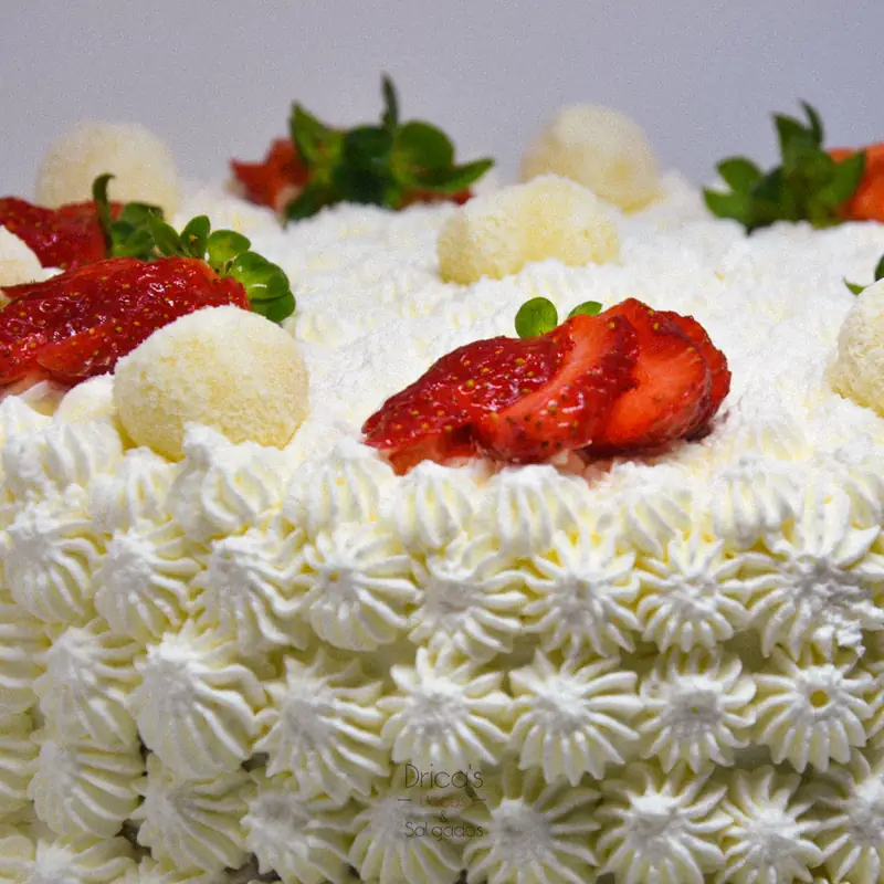 Bolo de chantilly decorado com morangos e bombons