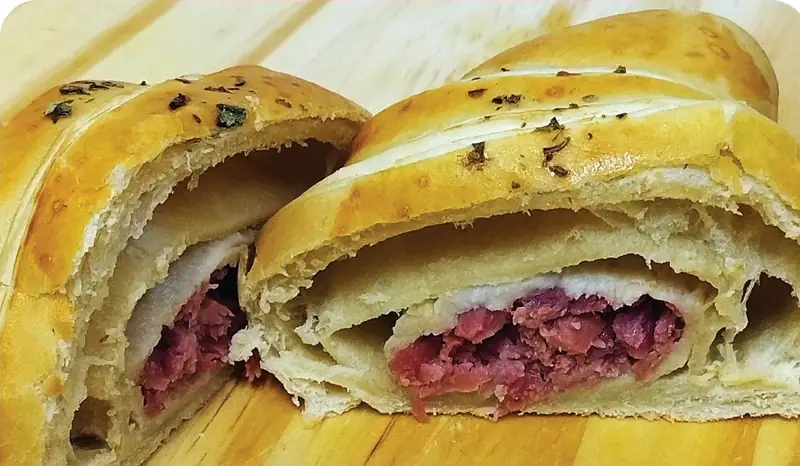 Croissant de calabresa com requeijão aberto