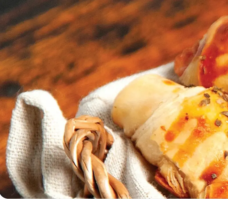 Mini croissants assados em cesta com guardanapo de tecido