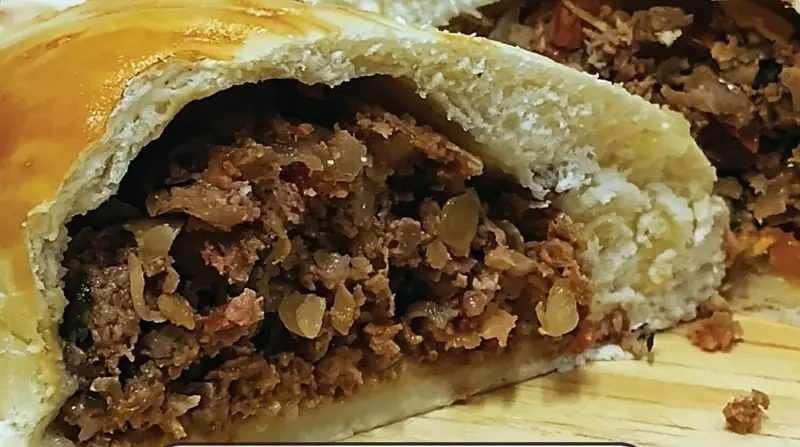 Esfiha de carne aberta mostrando o recheio