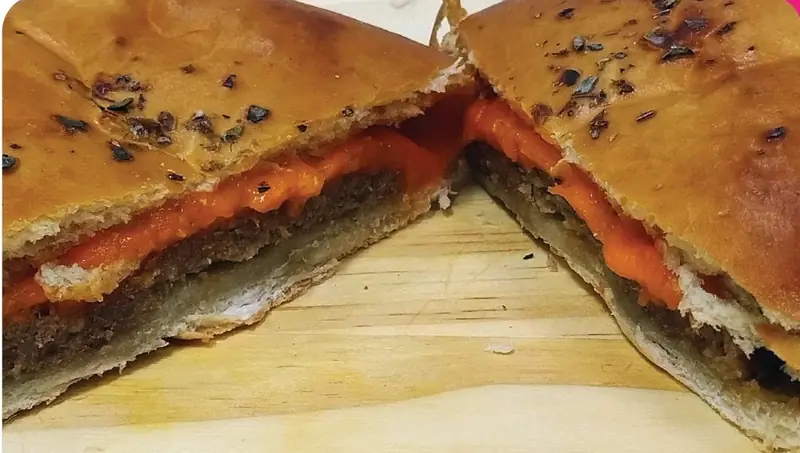 Esfiha de hambúrguer com cheddar aberta