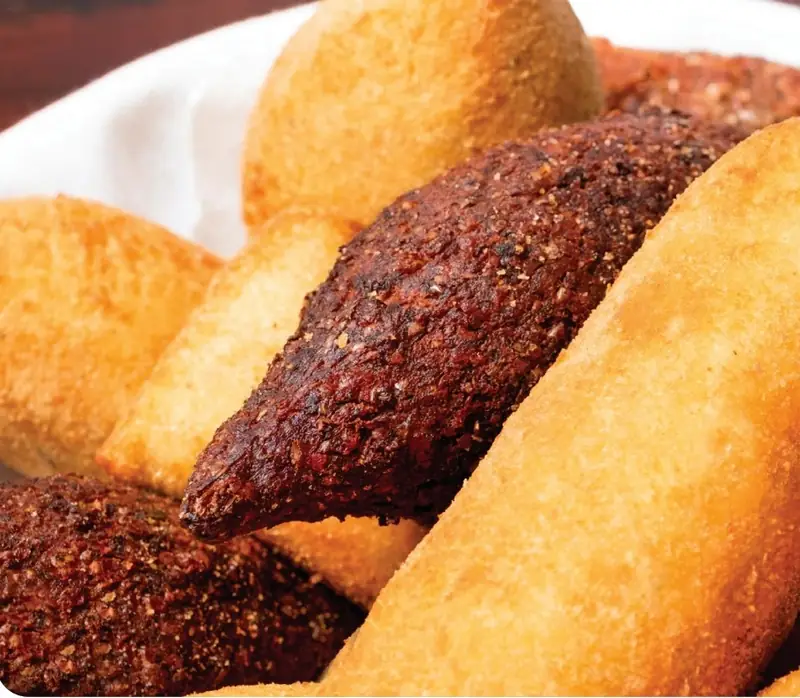 Kibe e coxinha fritos em cesta