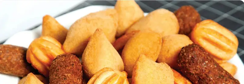 Salgadinhos de festa fritos servidos em travessa