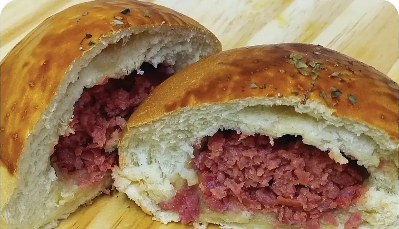 Pão de batata aberto com recheio de calabresa