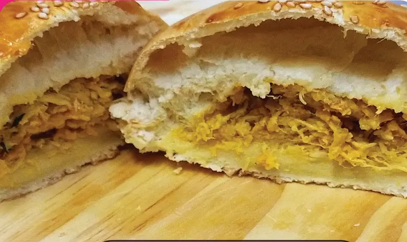 Pão de batata aberto com recheio de frango e requeijão