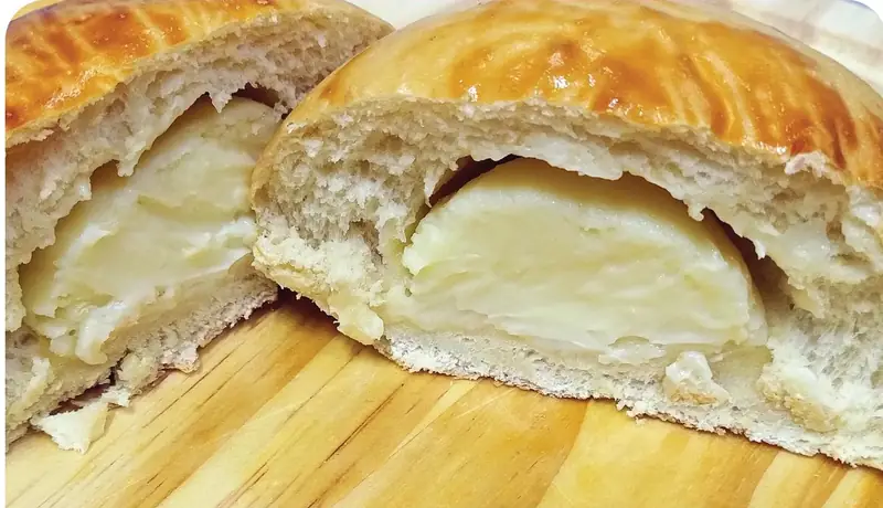 Pão de batata aberto com recheio de requeijão
