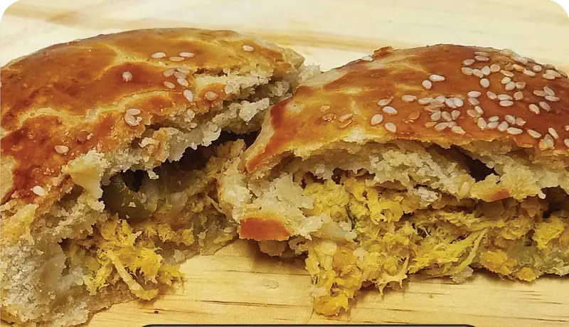 Tortinha de frango com requeijão aberta