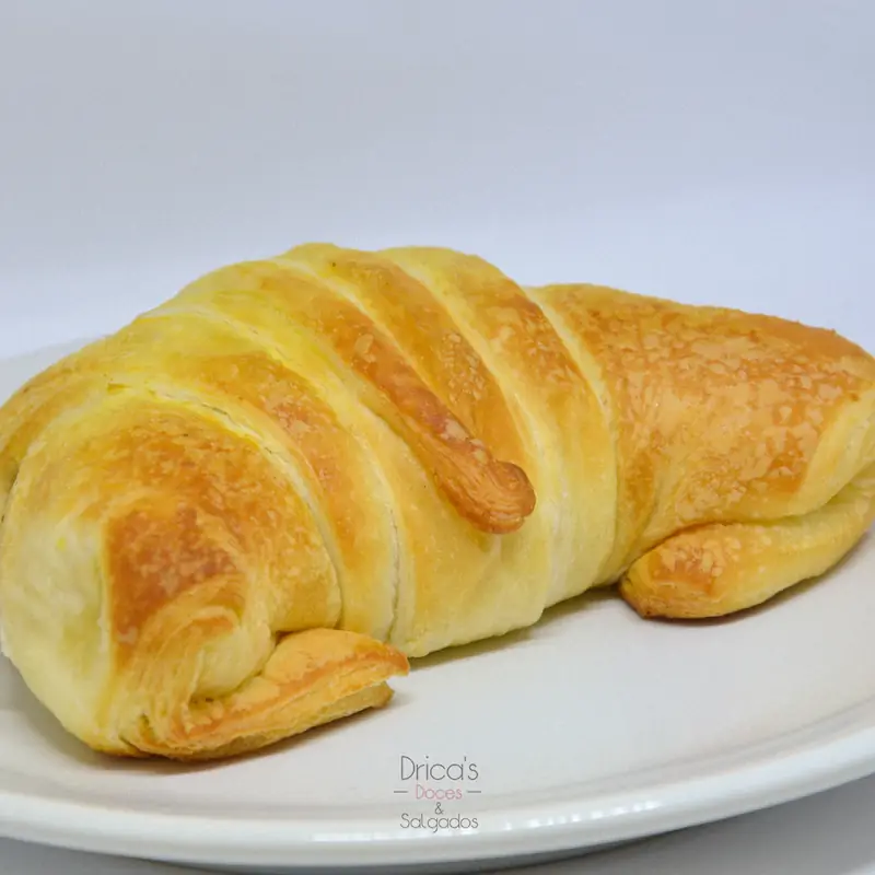 Croissant folhado recheado visto de lado