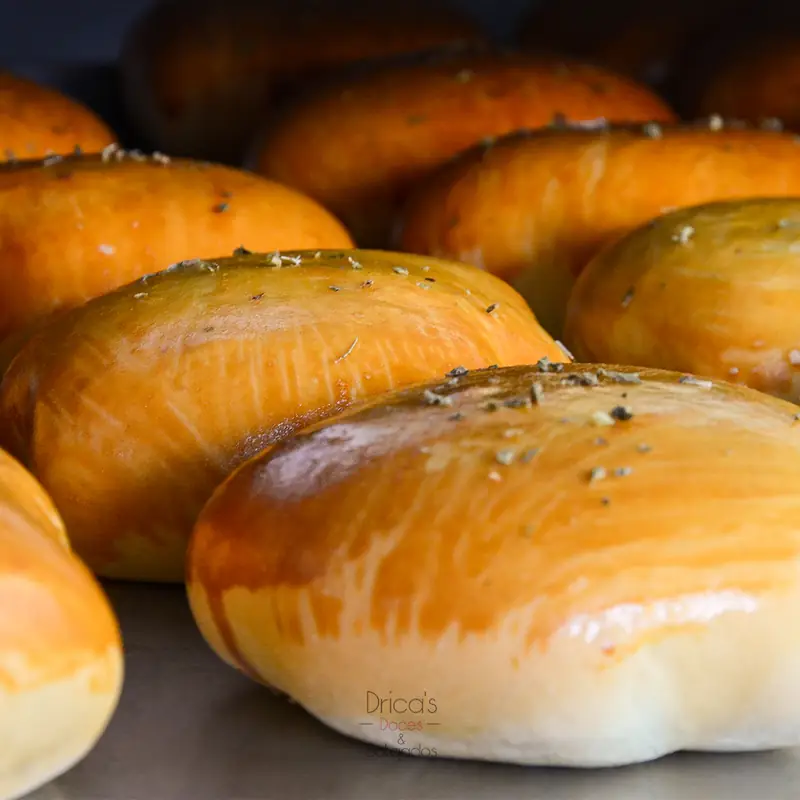 Fornada de hamburgões assados dourados