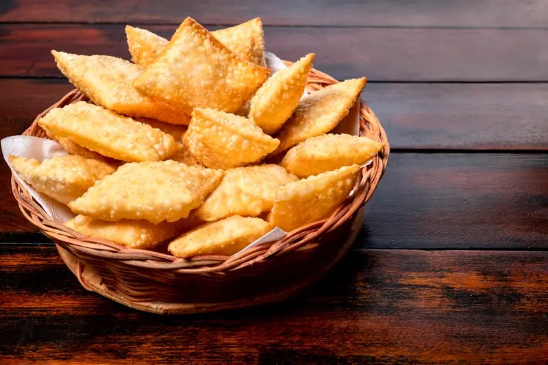 Cesta de pastéis fritos dourados e crocantes